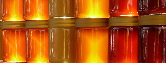 das Bild zeigt mehrere Honiggläser mit unterschiedlichen Honigen gefüllt (Foto: pixabay)